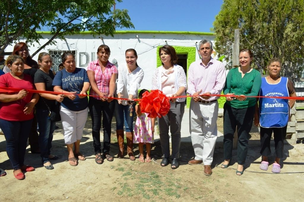 DifLerdo's tweet photo. Sra. @Tere_AdelC entrega equipamiento de taller de costura en la comunidad de Margarito Machado #Gracias @GobLerdo https://t.co/HzWywoIa9u