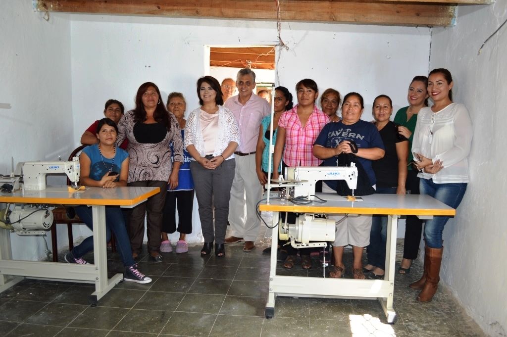 DifLerdo's tweet photo. Sra. @Tere_AdelC entrega equipamiento de taller de costura en la comunidad de Margarito Machado #Gracias @GobLerdo https://t.co/HzWywoIa9u