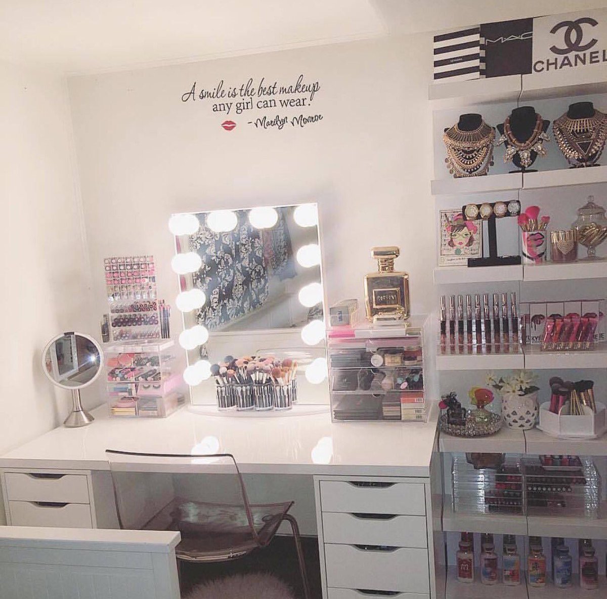 kat3rina91's tweet photo. #goals 😍 #inmydreams #makeupgalore #girlsbestfriend #whatagirlwants https://t.co/SaK9ehWcVe