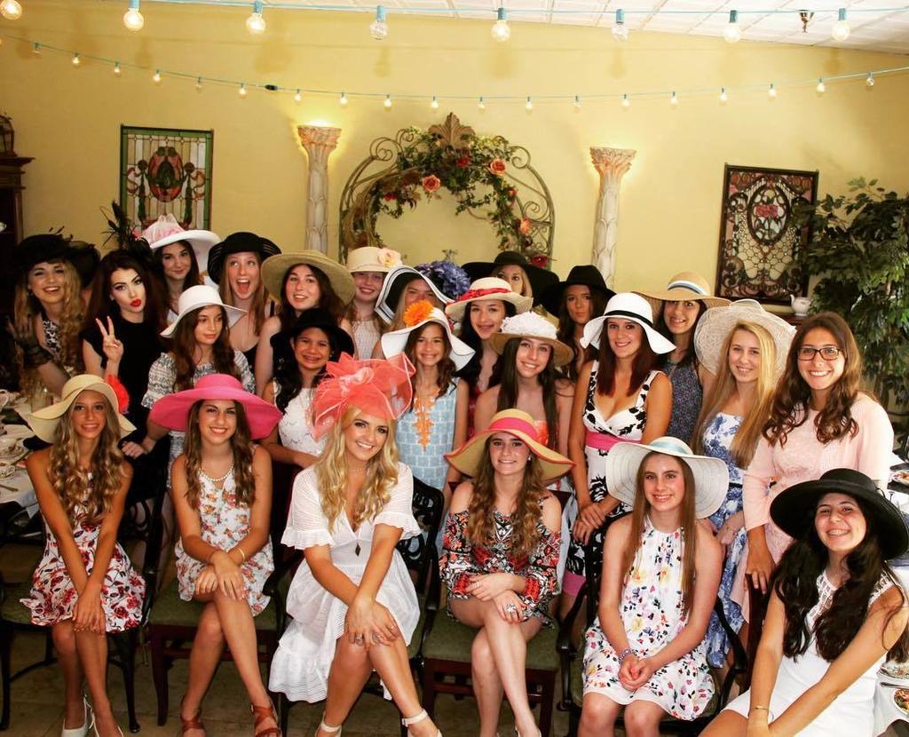 RydelLynch's tweet photo. did our best with all our big hats! squeezing in this picture! Haha I LOVE YOU GUYS! Had so much fun with you all! … https://t.co/8UMsfjnlkW