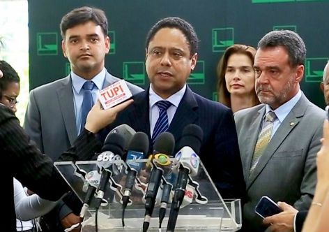 renatorabelobr's tweet photo. Candidatura de Orlando quer barrar influência de Cunha https://t.co/ykHk6gwcy9 https://t.co/OVPd7k5UrK