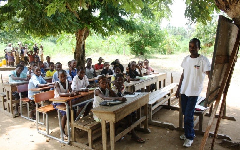 RightToPlayCAN's tweet image. “Children play games to help them understand lessons" - RTP teacher, Miguel. Retweet if you agree!