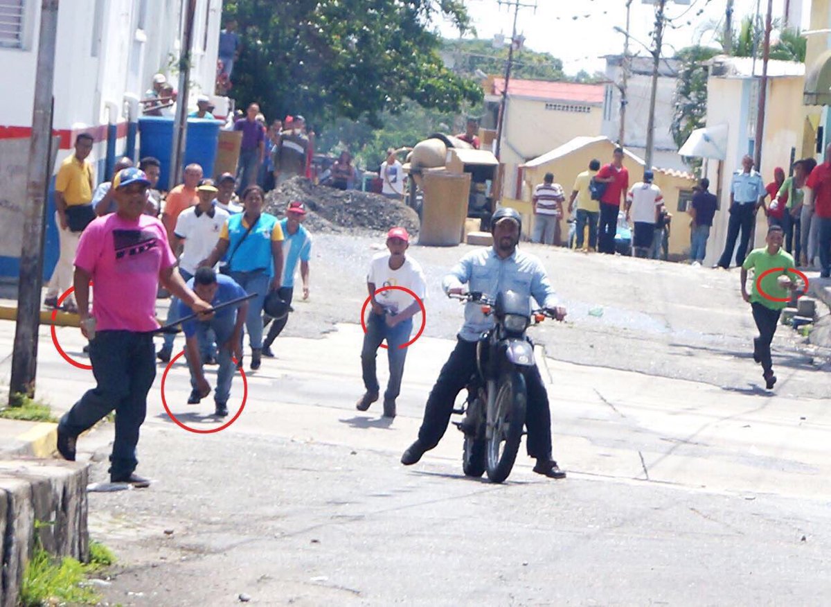 ALnaviocom's tweet photo. URGENTE Colectivos chavistas atacaron rueda d prensa d la MUD en San Felipe.
Reportan varios heridos. https://t.co/XdW6VV5kvh @AlbertoRT51