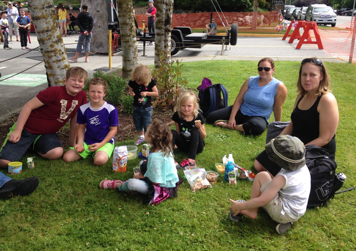 JoytvBC's tweet photo. We're JOYful to be at #HarrisonFest2016 for ChildrensDay! We have photo props, tattoos &amp; lollipops! @harrisonfest https://t.co/jWI9uHAcl5