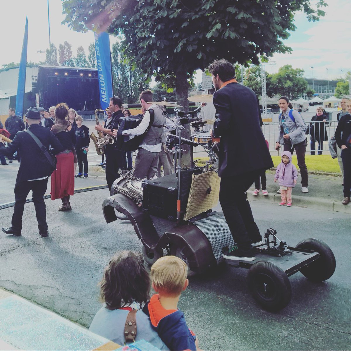 JMeneretPhoto's tweet photo. Voilà le festival de fanfares a commencé #melun #AggloMVS https://t.co/4ab1K9S7NK