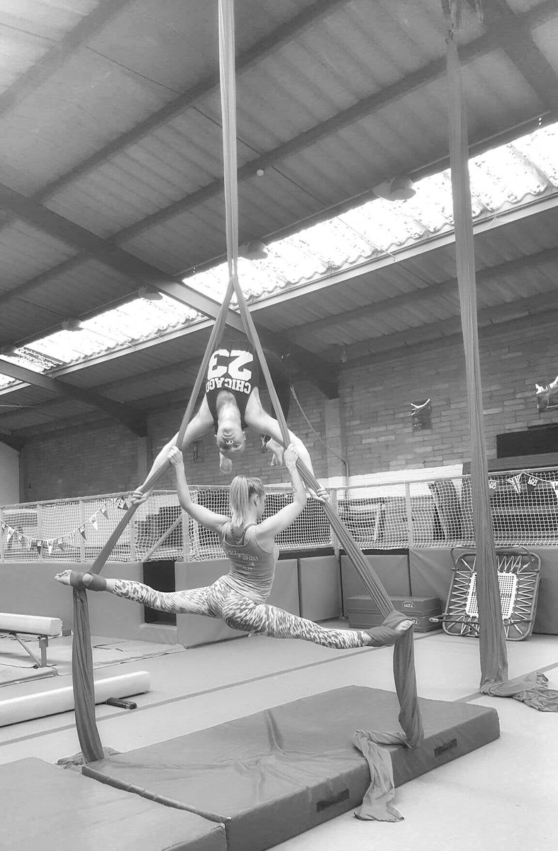 NatalieFish1's tweet photo. Two girls, one silk @Kevin_St_James #circusporn 🎪 https://t.co/E8LaSYRg65