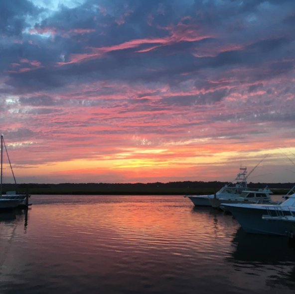 lokalseabar's tweet photo. Sunday sunsets are best spent on Bohicket. 📷 @josh_grubbs17 #eatlokal #bohicket #chs https://t.co/DanHYA6AZF