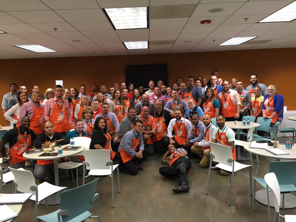 thegilesfiles's tweet photo. New group of dreamers in this week. Congrats to the new ASM's and Store Manager's. https://t.co/s1hOXWufSV