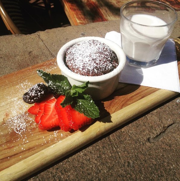 Heads up! New dessert in town: VEGAN CHOCOLATE CAKE!! (It's almond milk, relax) Hollerrrr🍓🍫🎯 YOU'RE WELCOME 💥💥💥