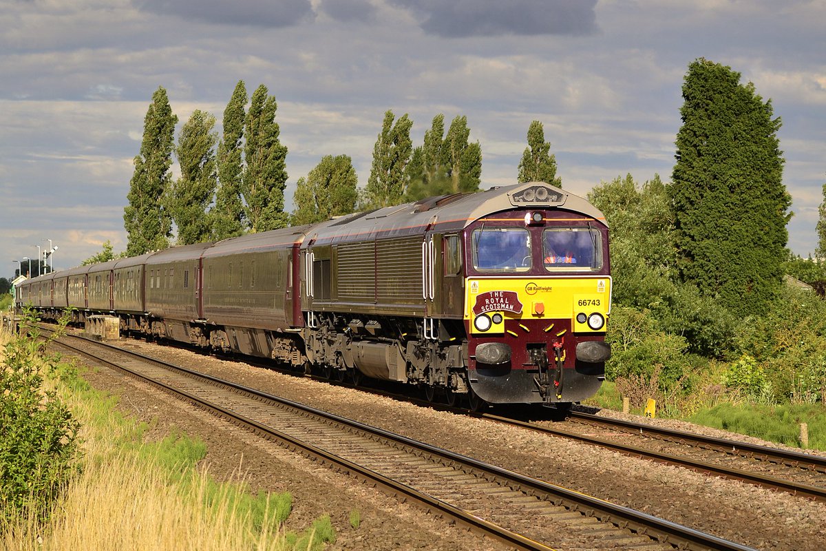 66743 Leads past Hart's Drove Whittlesey Cambridgeshire working Royal Scotsman service tonight #trainspottingLIVE