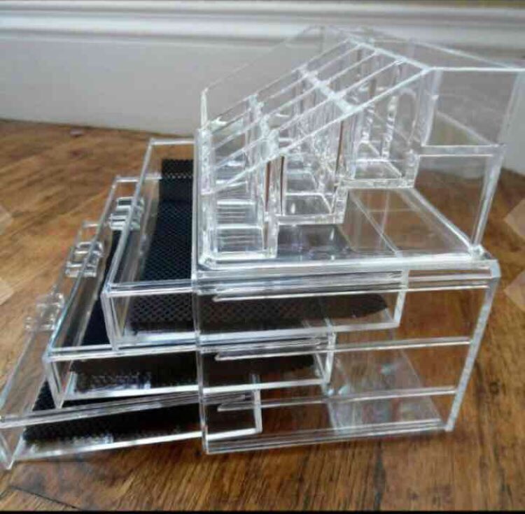 makeupskank's tweet photo. RT TO WIN, Acrylic 3-Drawer Makeup Organizer, Follow me so i can dm you. https://t.co/YLepUFvWL3