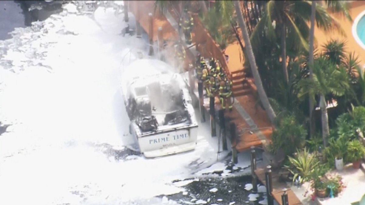 Boat catches fire outside waterfront home in Pompano Beach bit.ly/29CHhDA?utm_me… https://t.co/oY6lVlSwiO