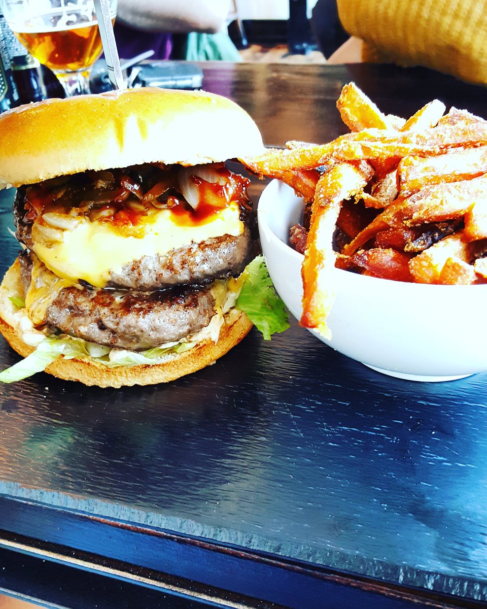 BayCityLiving's tweet photo. @Prentis18 @rob_cornelius4 @richpowell7 @meeeshk thanks @Gotbeefco for having us top food #burger #cardiff #dinclub https://t.co/dkkQdQsFGq