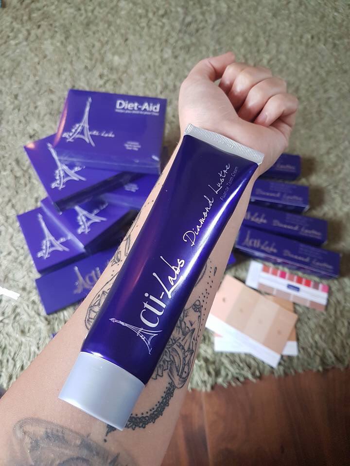 ActiDonnah's tweet photo. #diamondlustre #whiteteeth #teeth #toothpaste #new #Actiderm huge tube for £4 #wow https://t.co/xbAt0Szufe #buythis https://t.co/HbiTY6wCIw