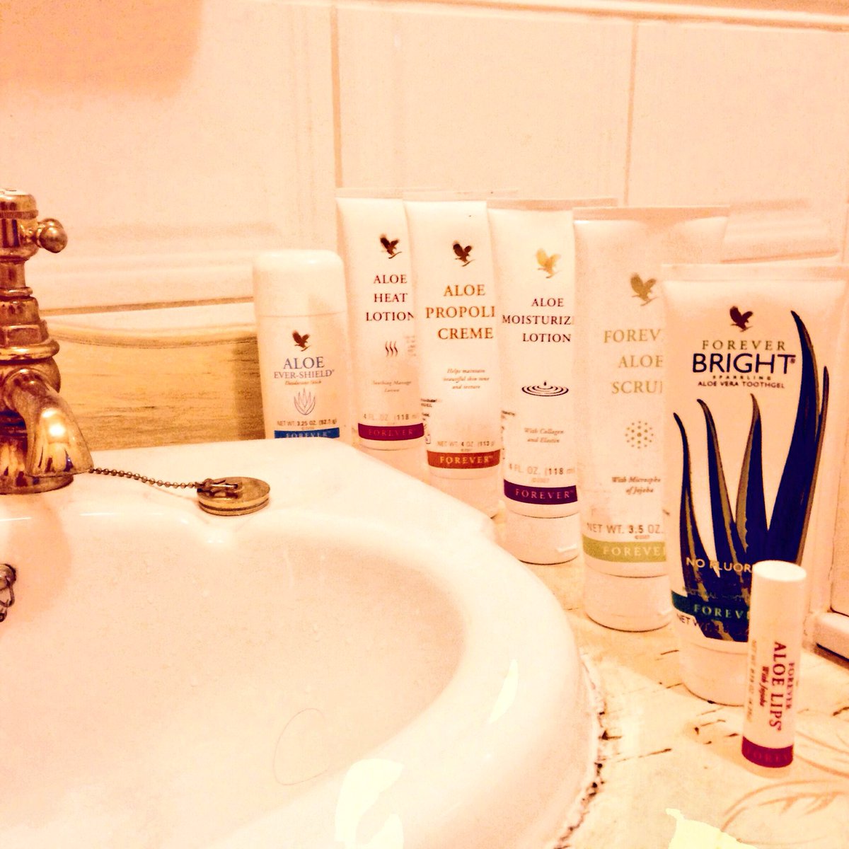 #Evening #essentials #aloe #aloeheatlotion #propoliscreme #moisturiser #scrub #toothgel #aloelips @OfficialForever