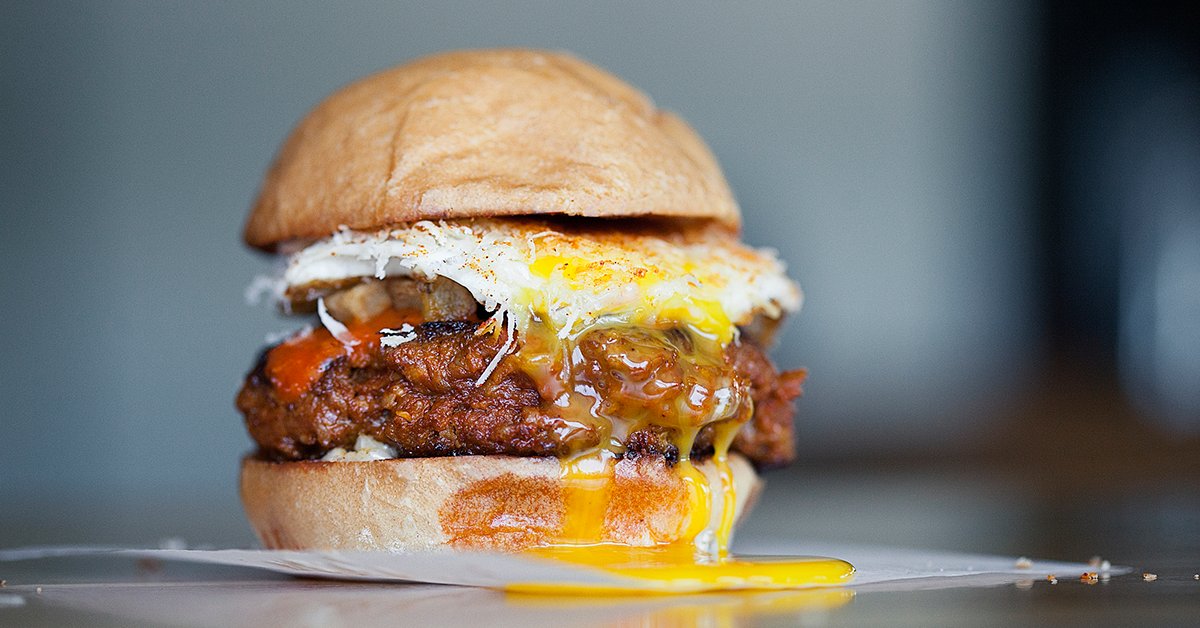 UnileverFS_NA's tweet image. Are your guests burger lovers? Serve new burgers they'll love with this recipe guide: bit.ly/29YlRq1