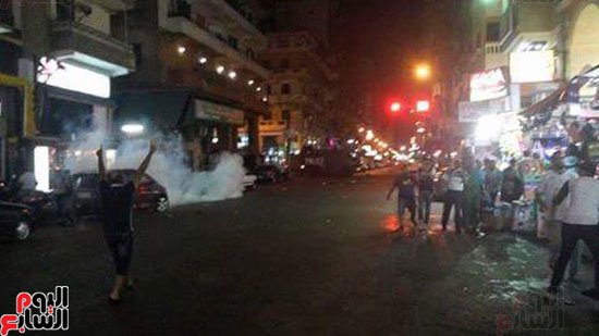 youm7's tweet photo. بورسعيد تنتفض بعد حبس العميد والداخلية تفرق المتظاهرين بالقنابل 
https://t.co/3QDGGYxXOg https://t.co/GhehuhYC0G