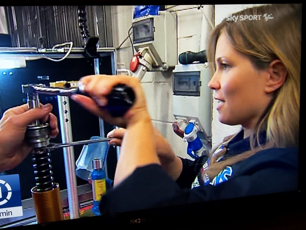 matgu76's tweet photo. Sempre al lavoro @LaSaderini esperta di molle!!! #irenefa #gomolla #SkyMotori @SkySportMotoGP @ITALTRANS https://t.co/PlEM5EKr6F