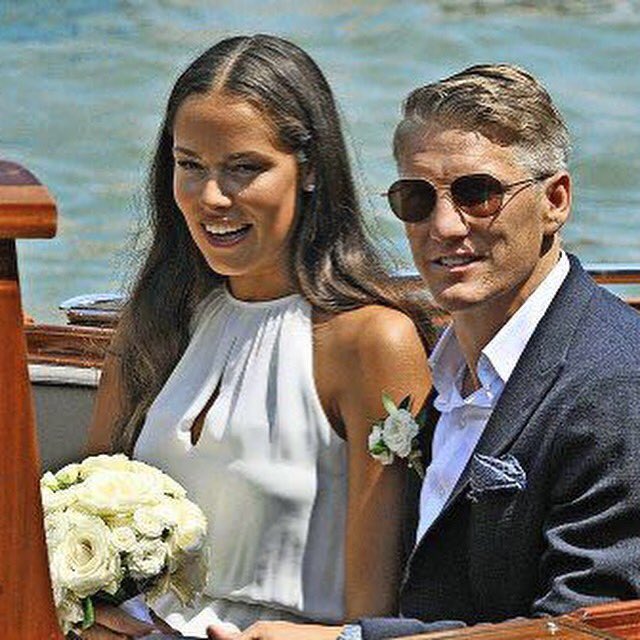 soccerskillsDE's tweet photo. Glückwunsch Basti Schweinsteiger zur Hochzeit ✌🏼️👌🏼💕💑👰🏽😍❤️ https://t.co/EX2Dg5lH1k