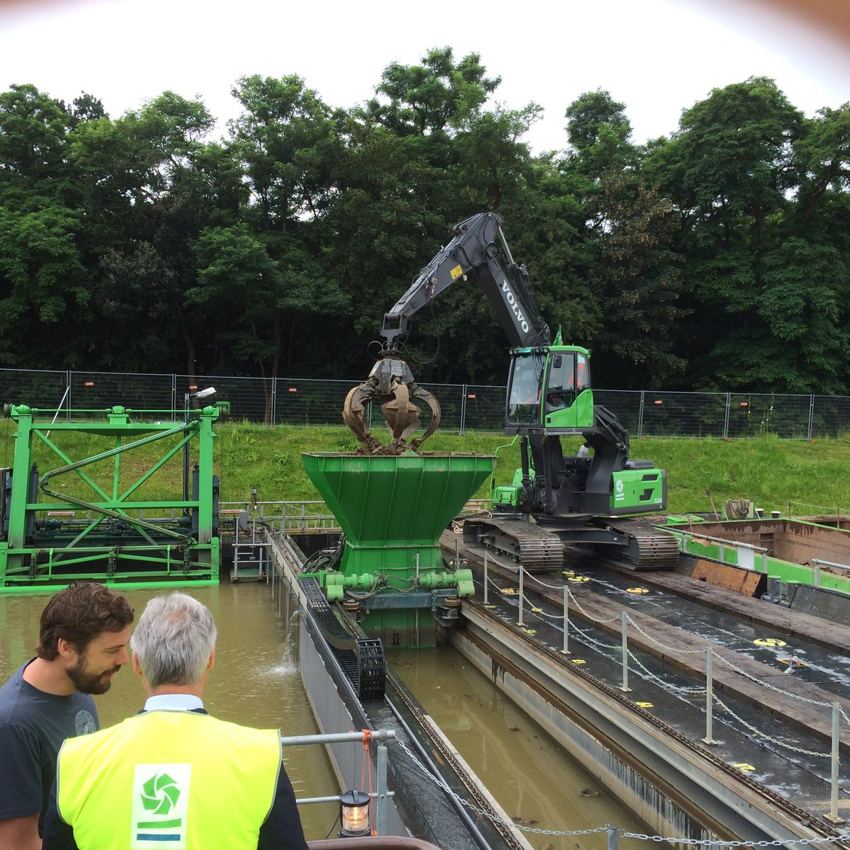 EdwinLokkerbol's tweet photo. Dank aan @jmvmastwijk @devriesvdwiel voor indrukwekkend werkbezoek met bestuur @Waterbouwers aan werk Julianakanaal https://t.co/c4b5ltkaai