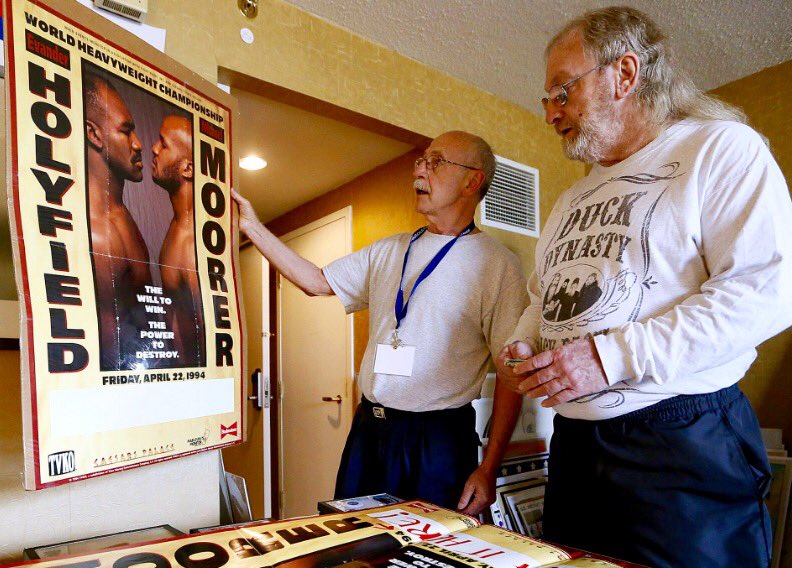DispatchDawn's tweet image. PHOTOS:Lots of stuff @APIC_USA National in #Harrisburg  bit.ly/29RXXta @YorkDispatch @ydfoto #ButtonCon2016