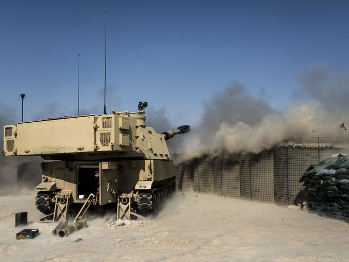 ArmyTimes's tweet image. Frontline Photos: An M109A6 Paladin howitzer fires at Al Taqaddum Air Base, Iraq. ow.ly/AOf2302dKnZ