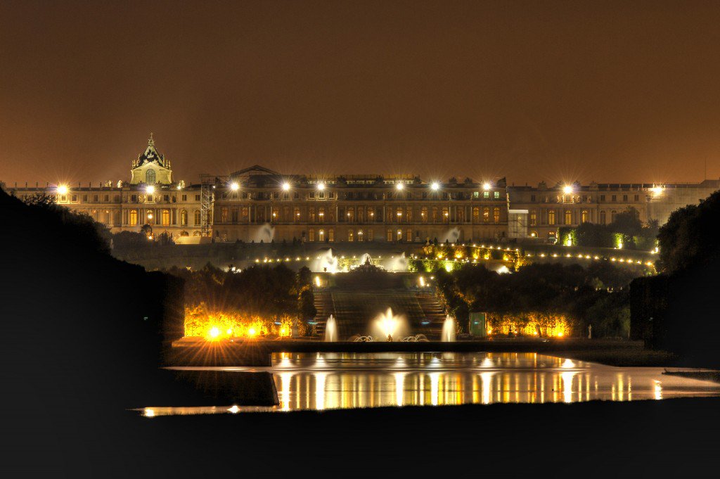 Ночной версаль. Версаль Франция ночь. Ночной Версаль дворец. Версаль ночью. Дворец ночью.