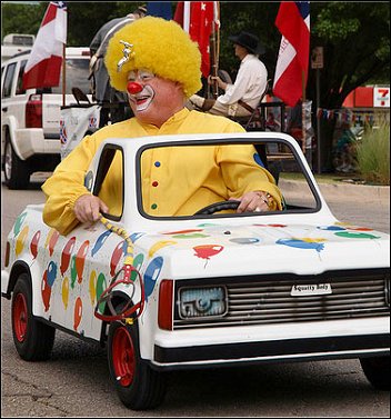 Клоун на одноколесном велосипеде. Автомобиль клоуна. Клоунский велосипед. Клоун на велосипеде. Клоун на велосипеде.