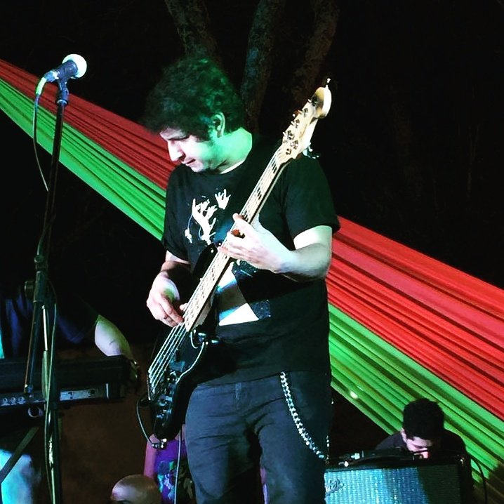 LandLockedPy's tweet photo. En el #DiaMundialDelRock el gran @StarkyVillagra1 bajista de @BohemiaUrbanaPY luciendo su #Landlocked  👌💀 https://t.co/myyrL4TXcF