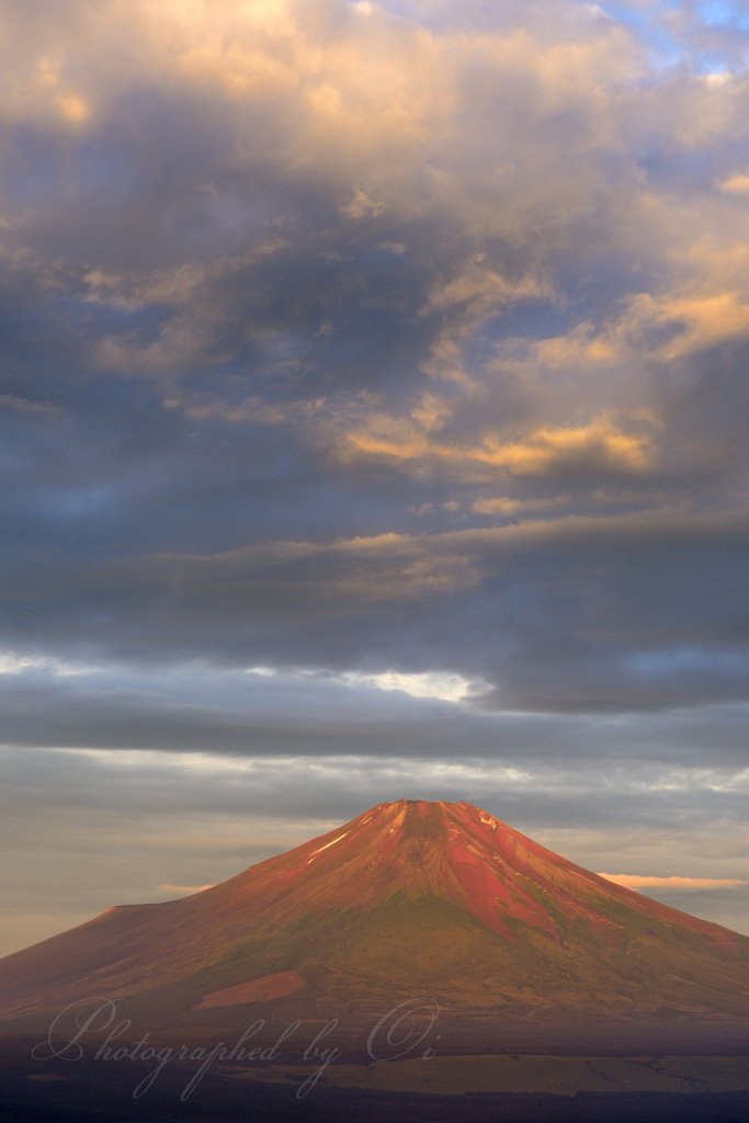 富士山写真家 オイ Mt Fuji Photo Al Twitter 赤富士 毎年7月頃 富士山の雪が完全に溶けてなくなると この季節 こんなに形が綺麗で高くて色が赤い山は 世界でも他にないでしょう 夏はスッキリ晴れる日が少ないので 強烈な赤富士は1年に何回も見れません