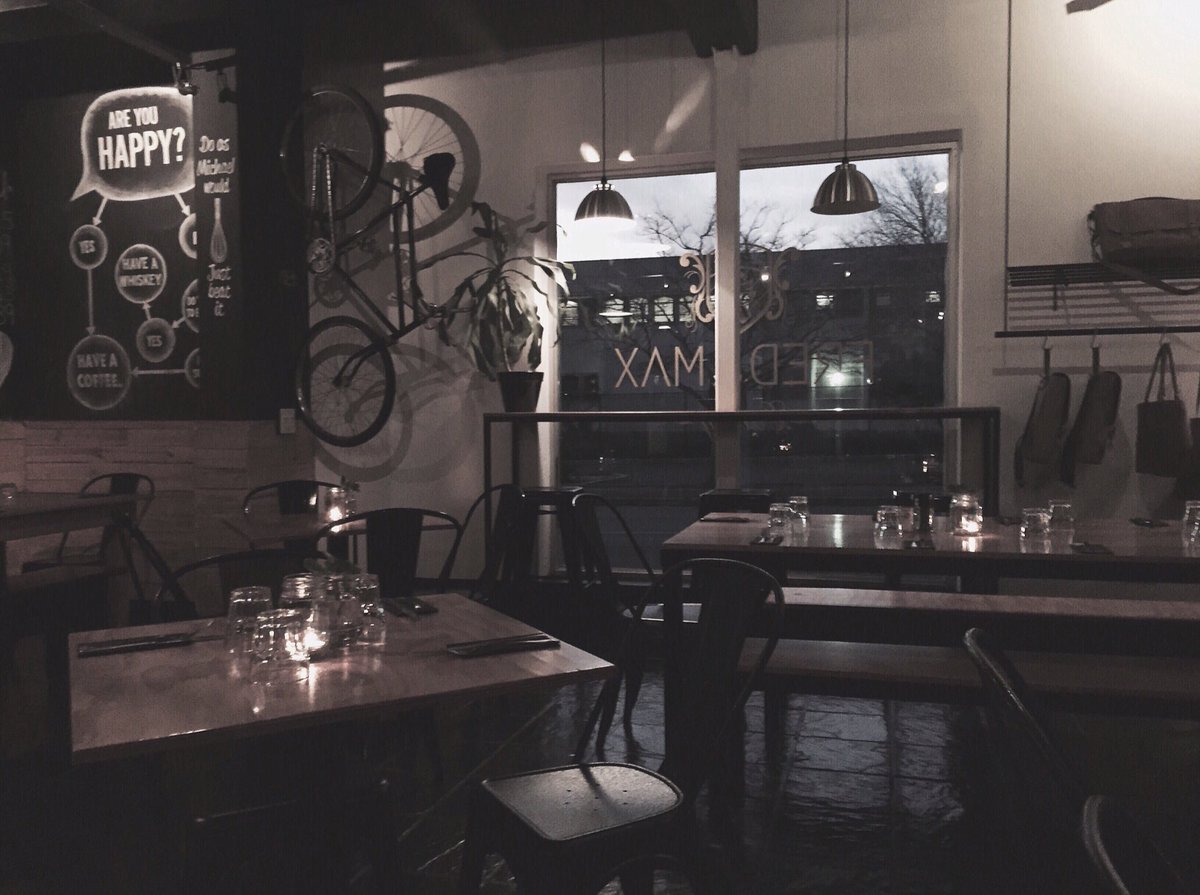 AnchTempelhoff's tweet photo. Burger night with my best at @fred_and_max :) #burgers #somersetwest #fredandmax https://t.co/FPzH9nWaNc