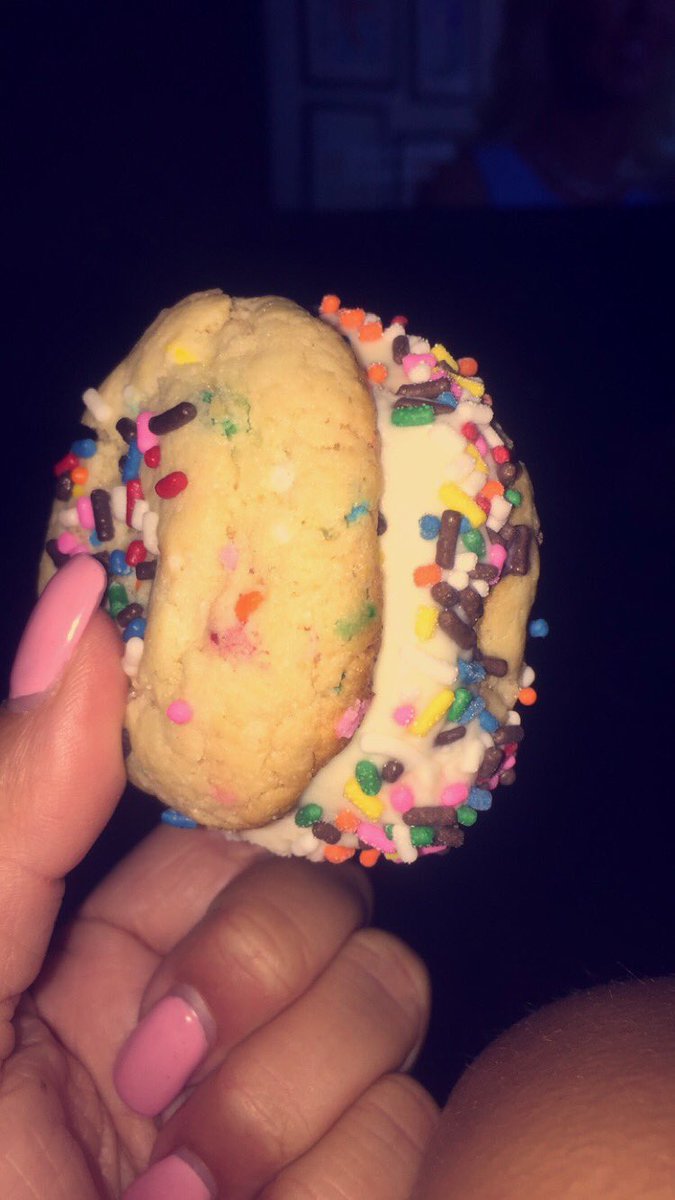 MsMeghanRose's tweet photo. Homemade funfetti cookie ice cream sammiches 😜 https://t.co/qgioPpfBvj