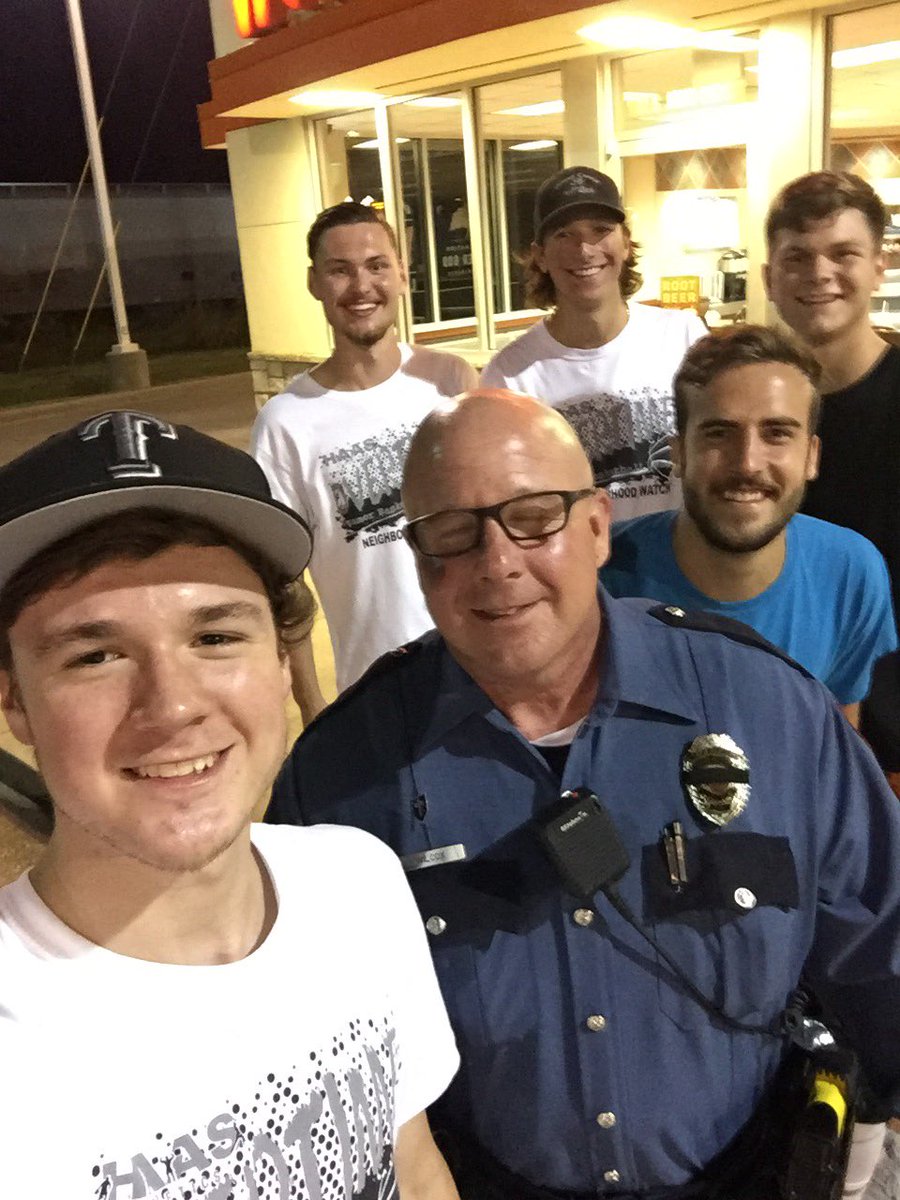 estesshane13's tweet photo. @notthefakeSVP were you a police officer tonight? https://t.co/lCMSPFIcvS