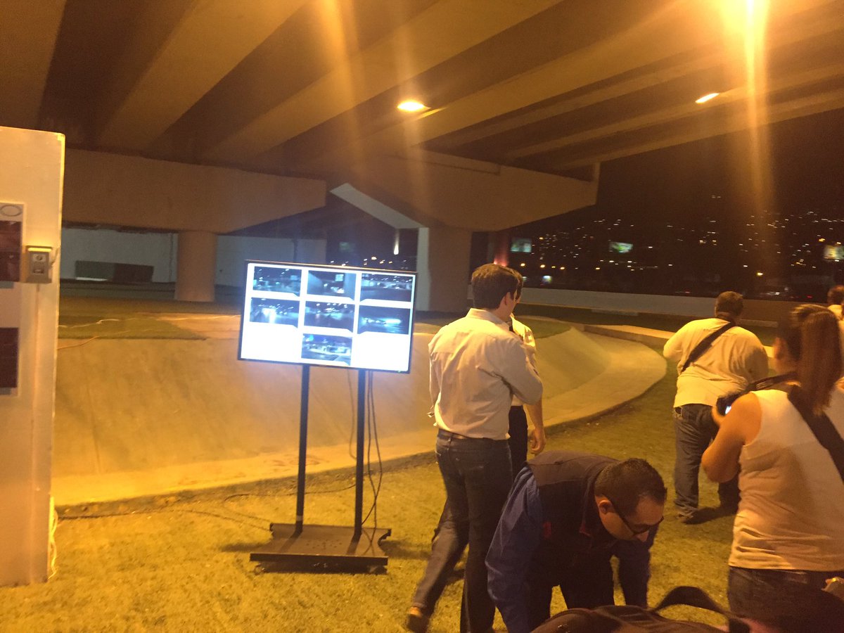 reportecoco's tweet photo. Iluminando @mtygob en dos meses estarán instaladas las lámparas bajó de puentes @AdrianDeLaGarza @mexnewz https://t.co/gMbvbAm0vs