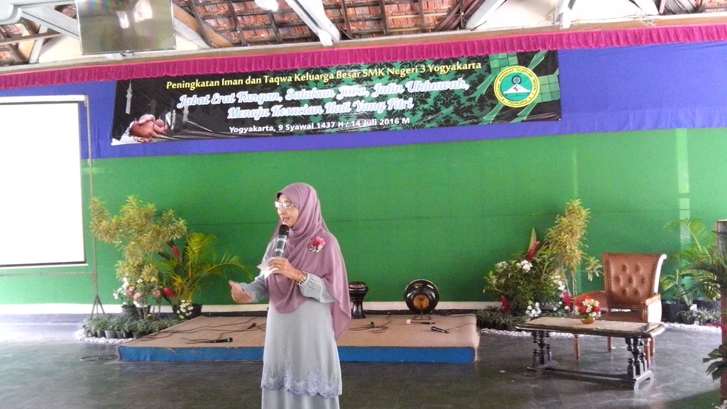 Tausiah oleh Ustadzah Eni Harjanti di acara halal bi halal <a href="/smkn3jogja/">SMKN 3 Yogyakarta</a>