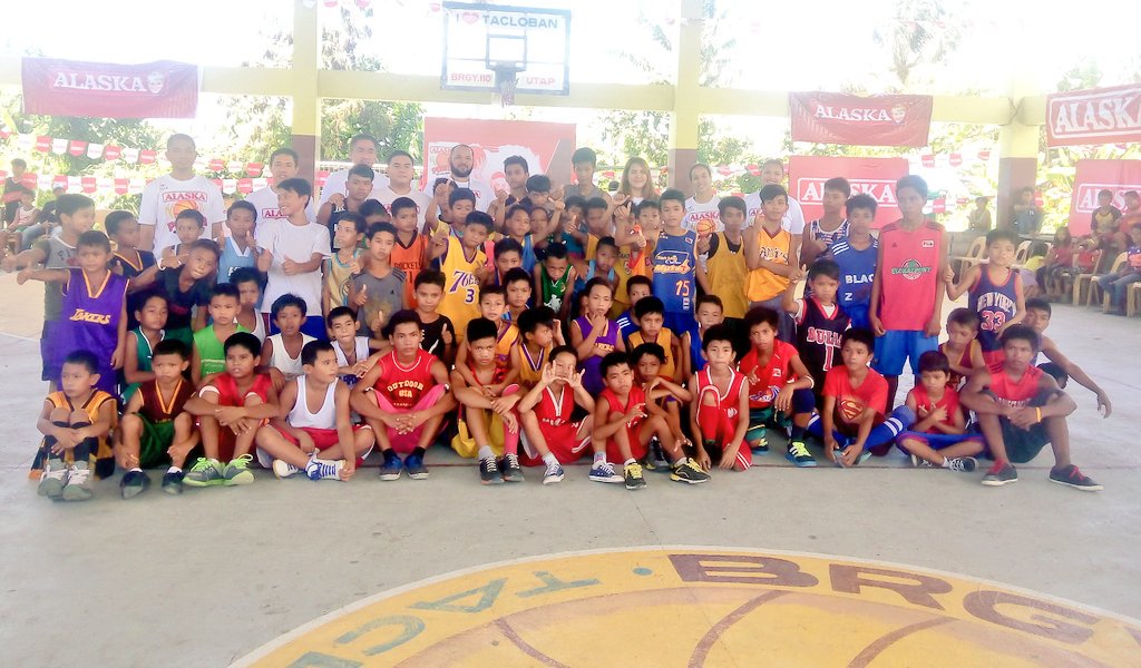 RuNNiNG_SuPLaDo's tweet photo. That wraps up Day 1 of #AlaskaPowerCamp here in Brgy. 110 Utap, Tacloban. #AlaskaSports 🏀 @PlayPH https://t.co/qMzUm7orxz