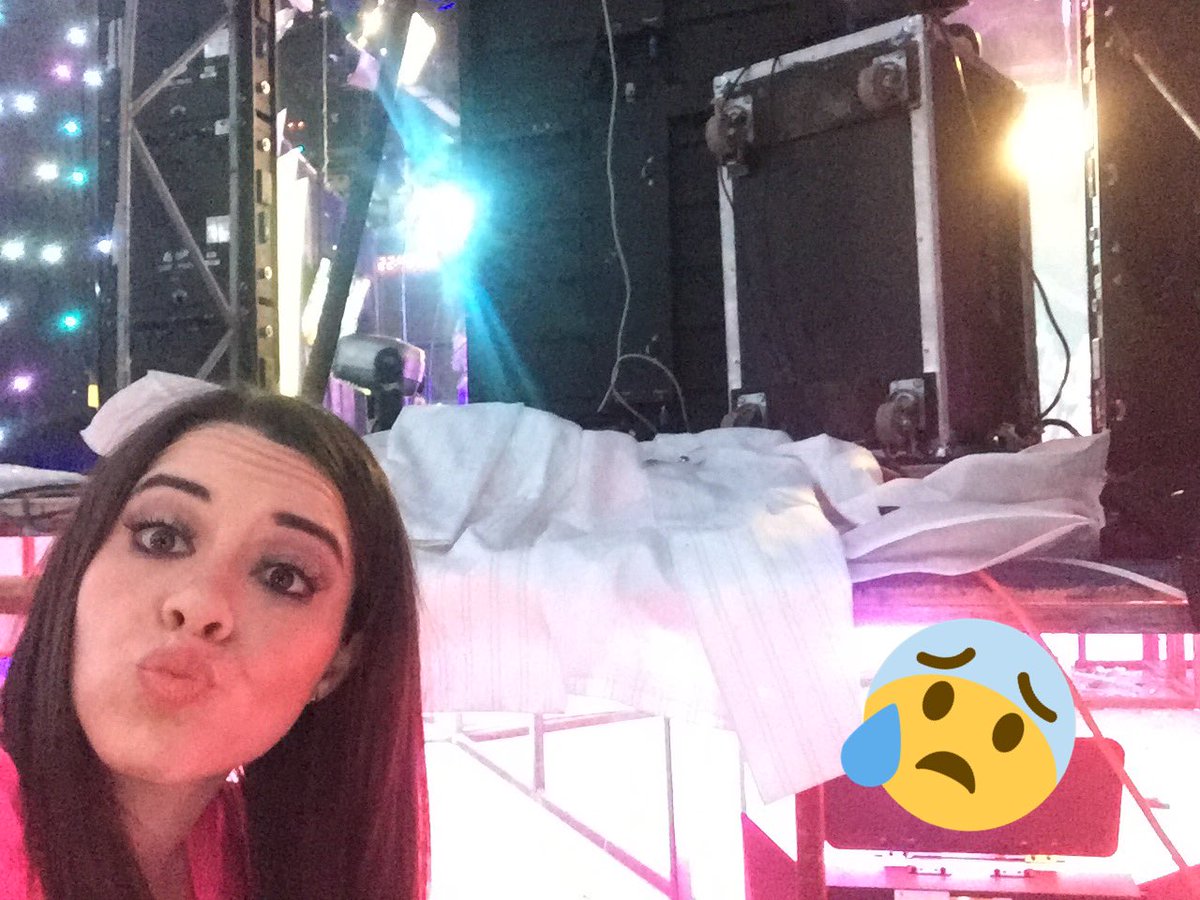 ArelyTellez's tweet photo. Hoy me tocó ayudarle a @lizeelizondo a cambiarse... ¡Que nerviaaaas! #AcabateloLizChocolove https://t.co/PkHarE27St