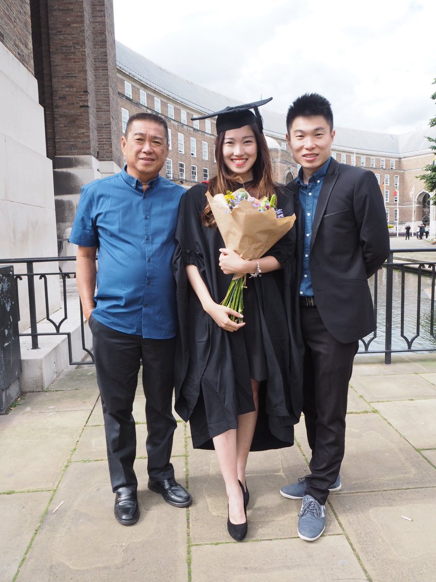 JazleneTeh's tweet photo. 🎓 One of the biggest moment in life ☺️🤗🙊 #notastudentanymore #imgraduated https://t.co/GO1vRyxkEX