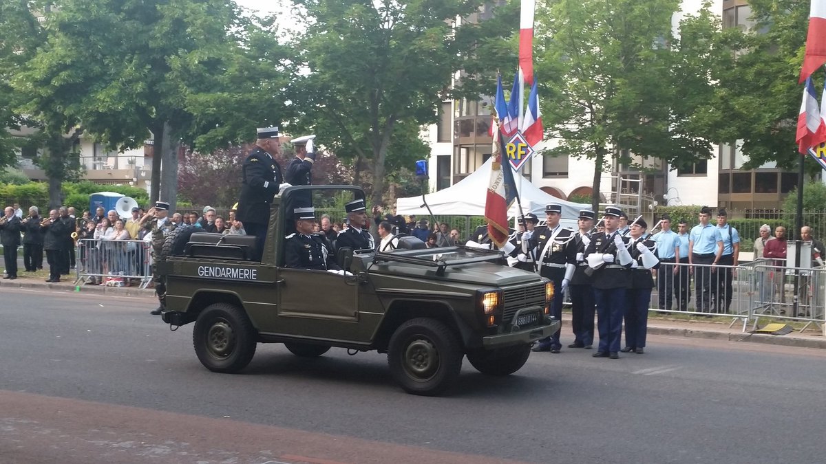 Rolland_Denis's tweet photo. #14juillet à #Dijon
Défilé #gendarmerie, école, #génie, #SDICE...
Aubade de la fanfare, cour du palais des ducs https://t.co/Dsu11Mn0KK