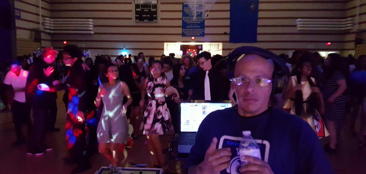 Dj_ize_sfr's tweet photo. TO BOOK THE HOTTEST DJS FOR YOUR NEXT EVENT CALL 702-964-9SFR(737) #SFRFAM #SFRDJS @SFR_RADIO247 https://t.co/QR5tcoDjhM