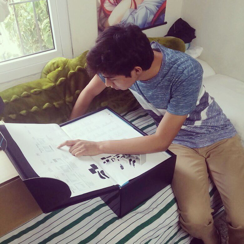 Fernanfloo's tweet photo. Leyendo las intrucciones para hacer funcionar mi nuevo juguete 💪💪...pronto en el canal 😊😊 https://t.co/onymzvn6sr