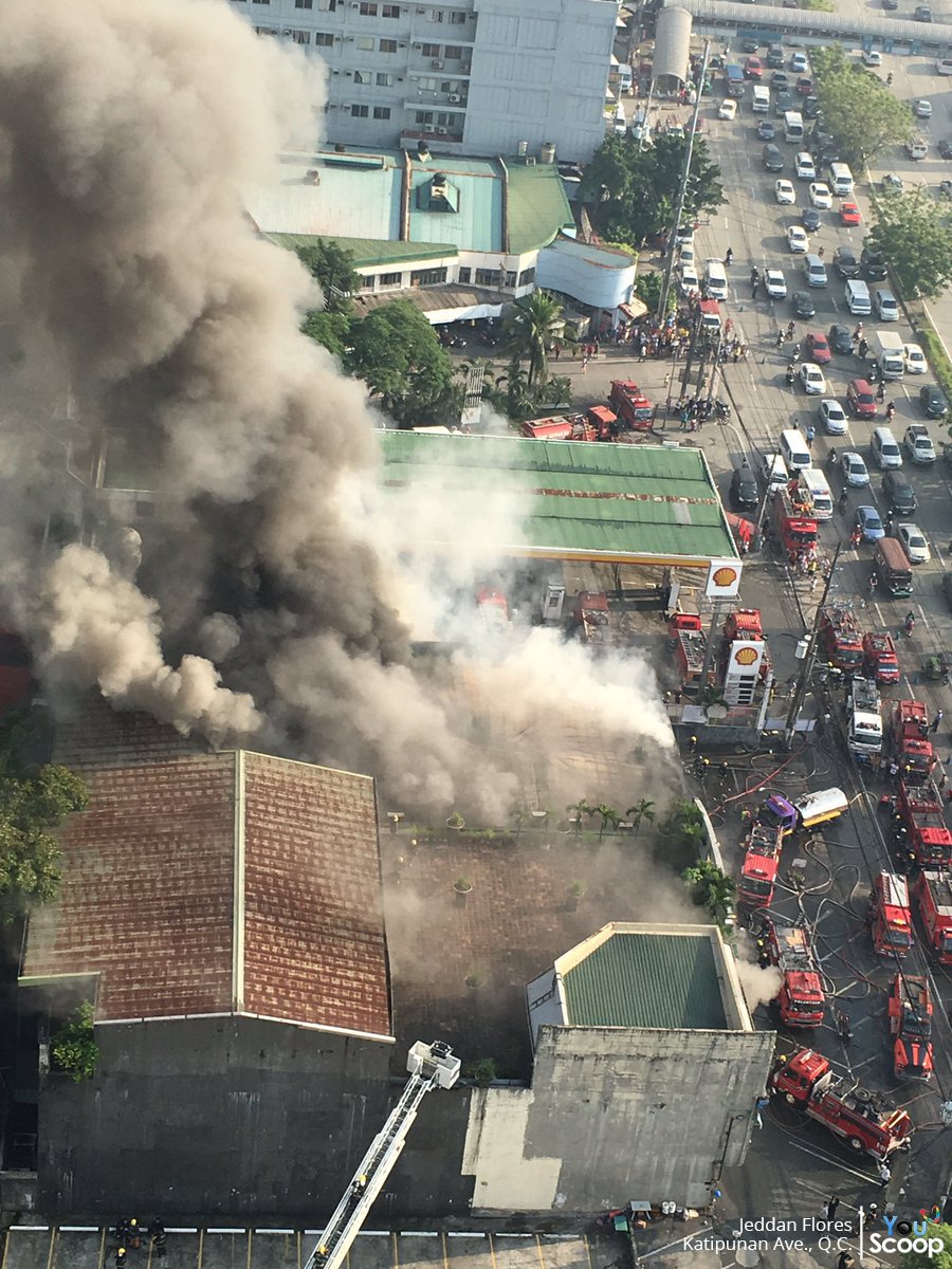 YouScoop's tweet image. Isang supermarket sa Katipunan Ave., Quezon City ang nasusunog ngayong umaga. Kuha ni YouScooper @JeddanFlores