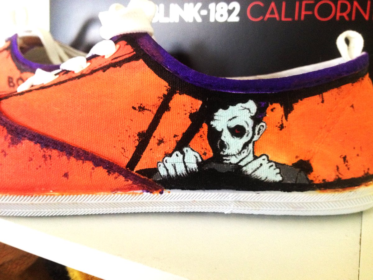 alexdempseys's tweet photo. Hand-painted myself some @blink182 sneakers or w/e https://t.co/vYwaQB9v8v
