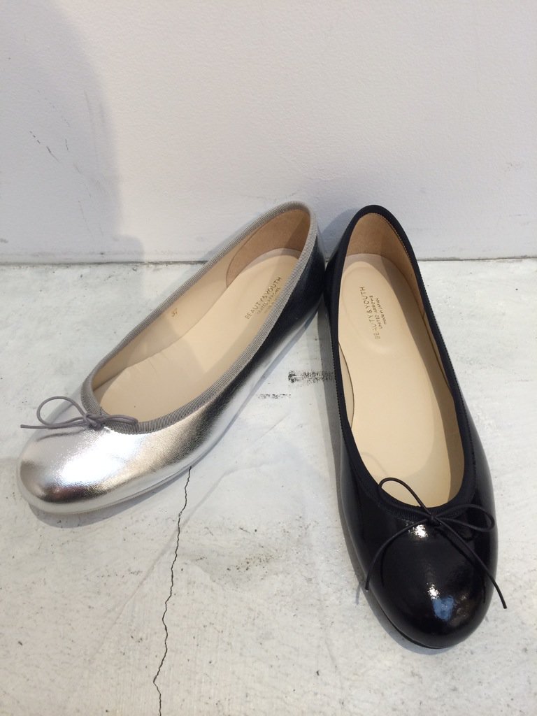 BY_NISHINOMIYA's tweet photo. 【WOMEN'S】毎シーズン大変ご好評を頂いております、BEAUTY&YOUTHオリジナルのエナメルバレエシューズ。
甲を深めにしたデザインにリニューアルし新入荷しました♪¥12,000(+tax) #BWITEMSW https://t.co/yOtI7HSLvi