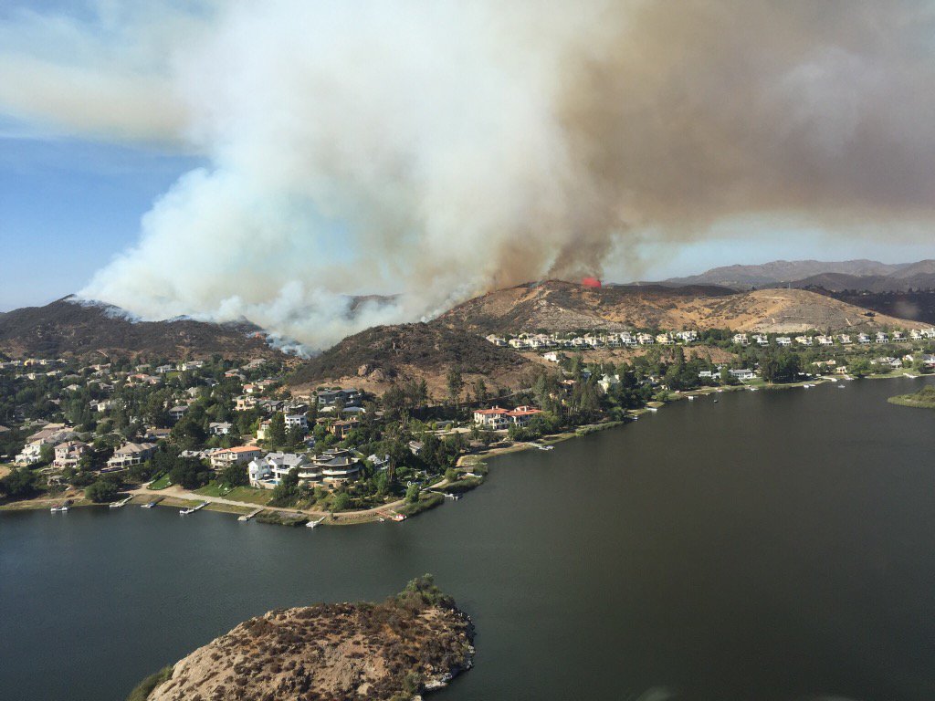 VCAirUnit's tweet photo. Sherwood Fire continuing to grow and threaten homes. @VCFD @toaksvcso https://t.co/1ipr6aukN7