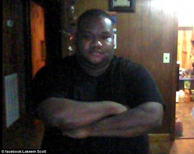 Tommygrooves's tweet photo. Tennessee: Black gunman  shooting spree, he “targeted white people” https://t.co/MF8bP8jvrX Asking for it? #Trump https://t.co/IA1vvG3Yz1