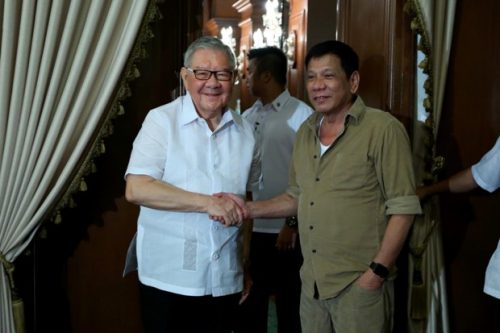 PIADesk's tweet photo. President #Duterte meets with visitors in #Malacanan -  https://t.co/E4YplIznAx https://t.co/uoJvc4InFX