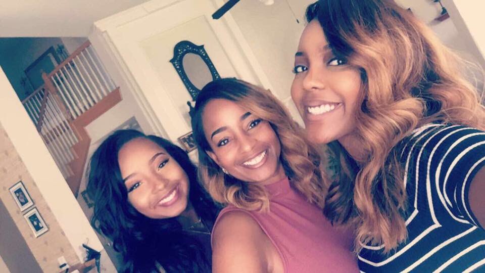 _celeBREEty's tweet photo. When your mom is 49 and she can still keep up with her 18 & 22 year old girls 💅🏽 #GenerationLit https://t.co/vQEbBoYUGT