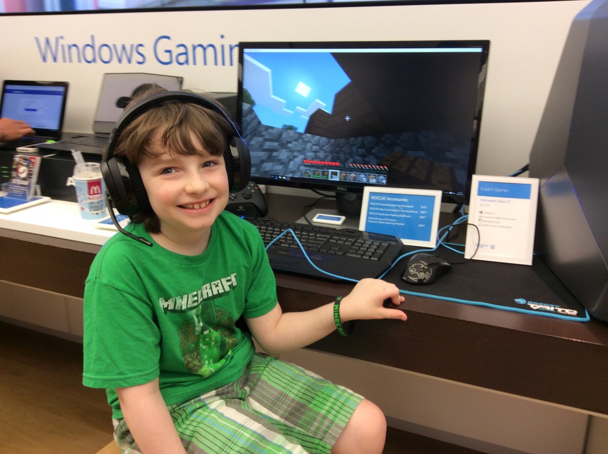 GeekMomAndSon's tweet photo. Fantastic Day2 KidsCodeCamp @Microsoft Store #Vancouver! Loved the #virtualreality demo! #techparadise #minecraftEDU https://t.co/IrVaTawuf1