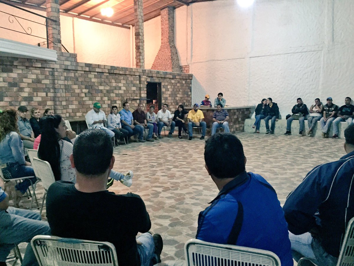 FAndradeRoa's tweet photo. Lo q agobia a nuestros comerciantes Tachirenses es la crisis x falta d materia prima y el contrabando #RevocatorioYa https://t.co/eRTEyDnxVz